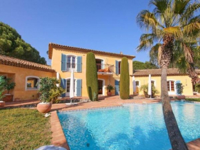 Vibrant holiday home in Grimaud with private pool, Grimaud